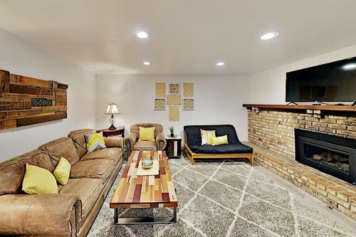 Charming Lake Tahoe Cabin - Deck & Gas Fireplace Home