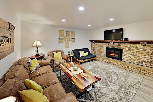Charming Lake Tahoe Cabin - Deck & Gas Fireplace Home
