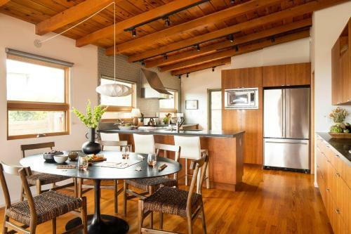 Camden - 5mins To The Beach! Elevated Home W Pacific Ocean Views