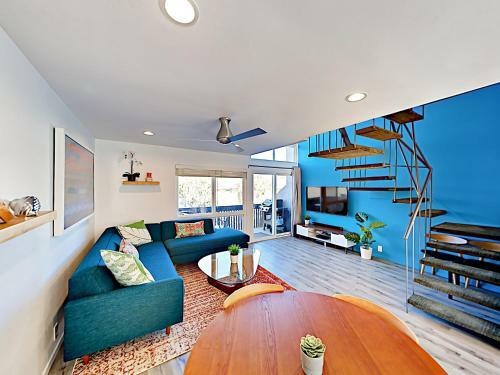 Apartamento Modern Mountain-view Condo, 1 Block To Beach! Condo