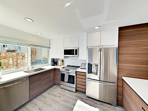 Apartamento Modern Mountain-view Condo, 1 Block To Beach! Condo