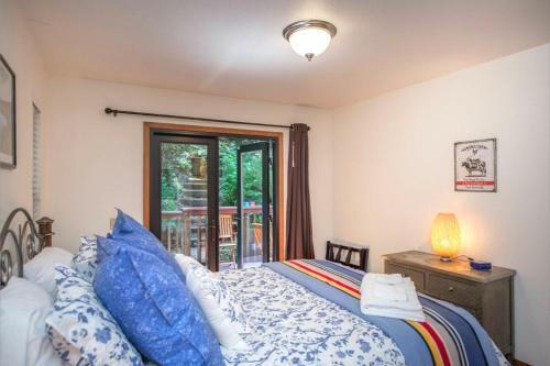 Absolute Zen! Redwoods! Bbq Grill! Fast Wifi!! Ping Pong!! Dog Friendly!
