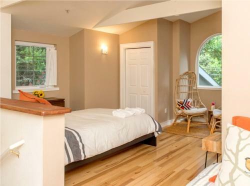 Blue Cherry! Redwoods! Bbq Grill! Fire Table! Ping Pong! Fast Wifi!! Dog Friendly!