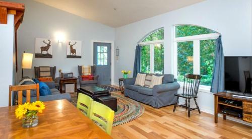 Blue Cherry! Redwoods! Bbq Grill! Fire Table! Ping Pong! Fast Wifi!! Dog Friendly!