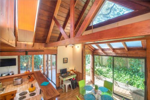 Tree Fort! Redwoods! Hot Tub!! Fire Table!! Google Smart Home!! Fast Wifi!! Dog Friendly!