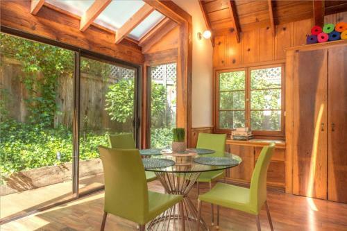 Tree Fort! Redwoods! Hot Tub!! Fire Table!! Google Smart Home!! Fast Wifi!! Dog Friendly!