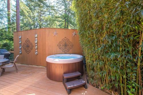 Tree Fort! Redwoods! Hot Tub!! Fire Table!! Google Smart Home!! Fast Wifi!! Dog Friendly!