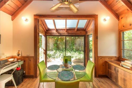 Tree Fort! Redwoods! Hot Tub!! Fire Table!! Google Smart Home!! Fast Wifi!! Dog Friendly!
