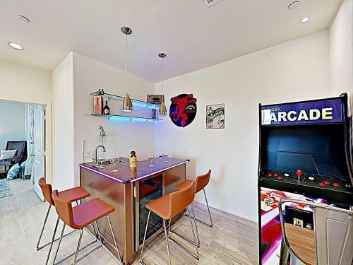 Apartamento New Listing! Stunning Beach Condo With Pool Condo