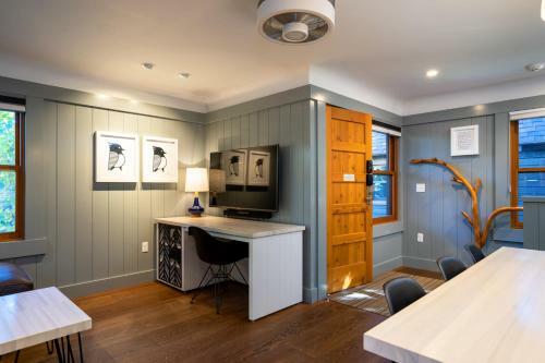 Cedar Crest - Stellar's Jay Cottage 4