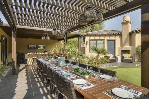 New Listing! Opulent 3-unit Estate With Private Pool Home