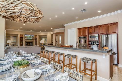 New Listing! Opulent 3-unit Estate With Private Pool Home