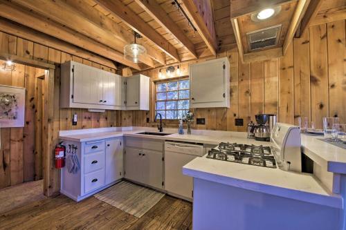 Chic Lake Arrowhead Cabin With Deck 2 Mi To Village