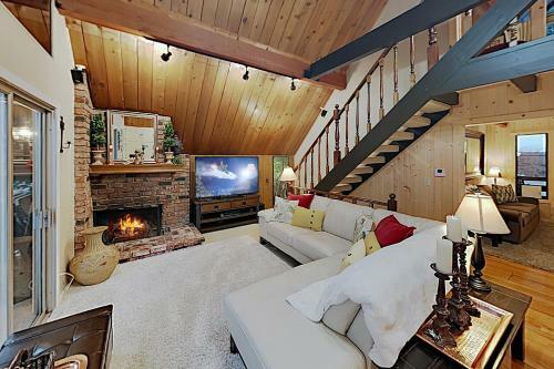 Family-friendly Cabin With Private Hot Tub Home