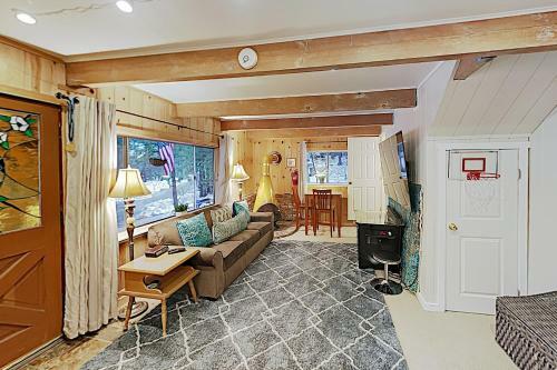 Family-friendly Cabin With Private Hot Tub Home