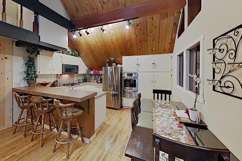 Family-friendly Cabin With Private Hot Tub Home
