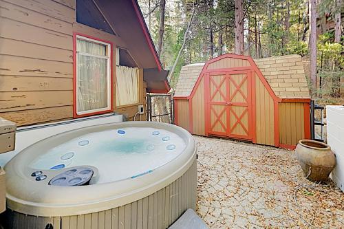 Family-friendly Cabin With Private Hot Tub Home