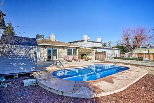 Waterfront Cottage With Pool And Clear Lake View!