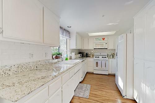 Tree-top Getaway With Forested Views & Elevated Deck Home