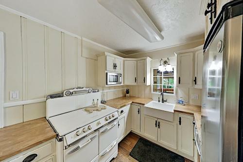 Peaceful Pines Lodge - Fireplaces & Game Room Home