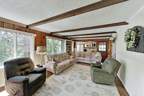 Peaceful Pines Lodge - Fireplaces & Game Room Home