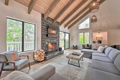 3-level Luxe Home With Spa, Ac, Game Room And Theater!