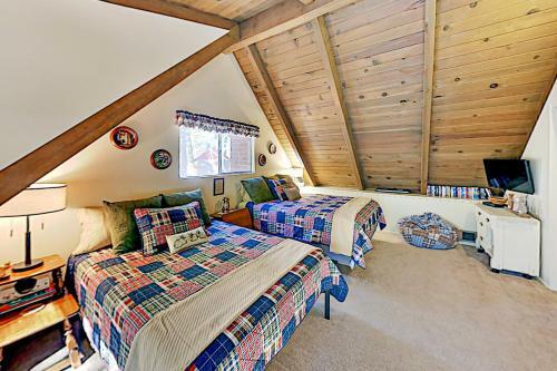 Tres Ositos Bavarian Cabin - Relaxing Deck & A C Home