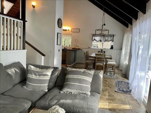 Tranquil Mountain Setting Home