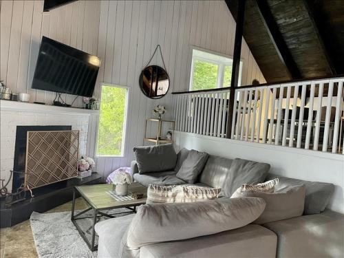 Tranquil Mountain Setting Home