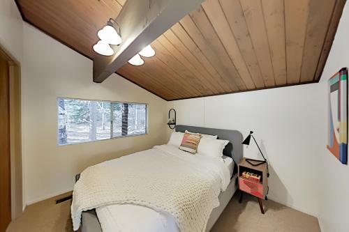 Luxe A-frame - Game Room, New Kitchen, Gas Firepit Home