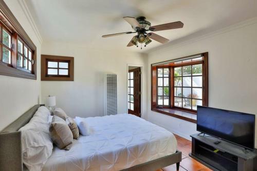 Spacious Unique Italian Villa 20-min Walk To The Beach