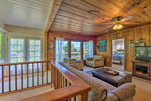 Romantic Lakeside Digs Near Wineries And Beach