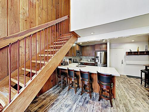 Apartamento New Listing! Chic Condo With Pool & Ski Back Trail Condo