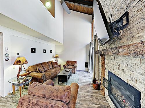 Apartamento New Listing! Chic Condo With Pool & Ski Back Trail Condo