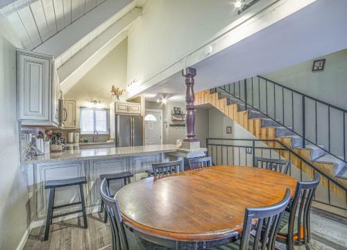 Remodeled Getaway With Spa, Walk To Village! Home