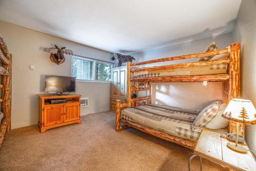 Remodeled Getaway With Spa, Walk To Village! Home