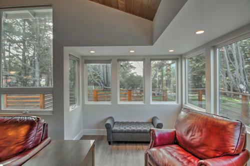 Luxe Manchester Home With Hot Tub And Partial Sea View!