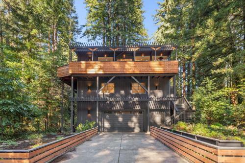 Forest Hideaway With Wraparound Deck & Firepit Home