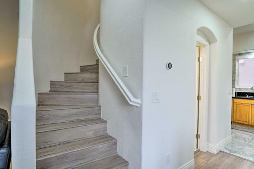 Bright, Modern Townhome Parks, Shops And Eats!