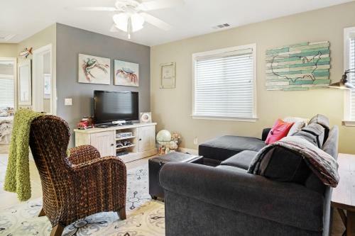 Spacious New Balboa Peninsula Retreat