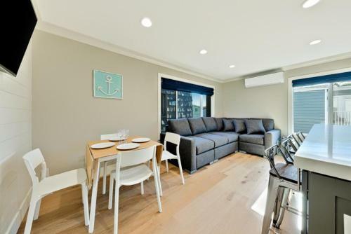 Nb-312b - Newport Beach Chic II