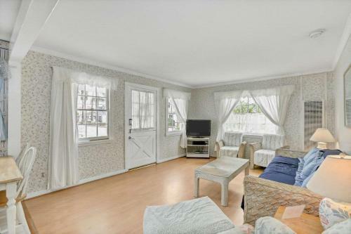 201 Amethyst Avenue