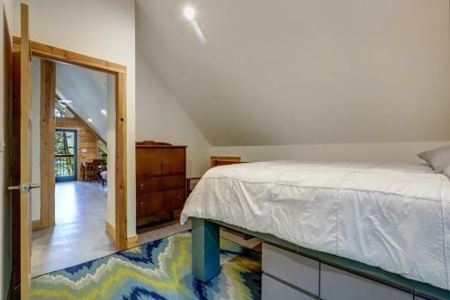 Griffin's Lair - Spacious & Modern Lakefront Cabin Home