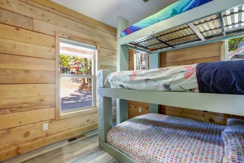 Griffin's Lair - Spacious & Modern Lakefront Cabin Home