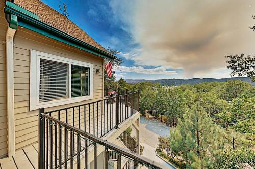 Bearfoot Lodge - Lake-view Escape With Private Decks Home