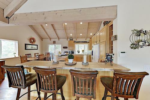 Bearfoot Lodge - Lake-view Escape With Private Decks Home
