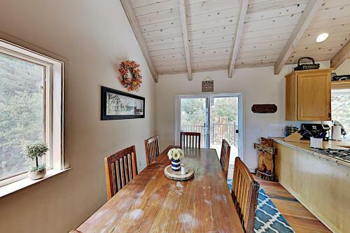 Bearfoot Lodge - Lake-view Escape With Private Decks Home