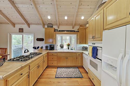 Bearfoot Lodge - Lake-view Escape With Private Decks Home