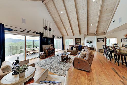 Bearfoot Lodge - Lake-view Escape With Private Decks Home