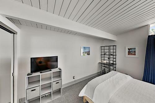 Sleek Alexander Heated Home With A Pool, Near Downtown Home